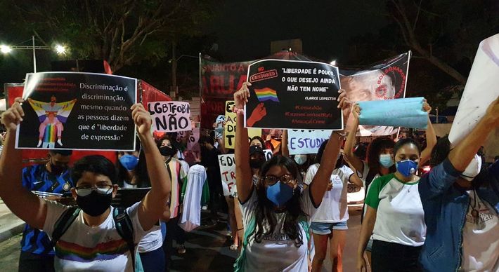 Manifestação nas ruas de Jardim Camburi apoiou a educadora, que sofreu pressões após ter ministrado uma tarefa escolar sobre os significados do termo LGBTQIA+