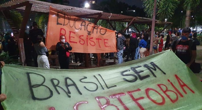 Professora forneceu aos alunos texto sobre os significados do termo LGBTQIA+ e o Mês do Orgulho LGBT. Uma mãe de aluno reclamou com o parlamentar, que fez cobranças na escola e enviou áudio sobre a docente