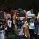 Estudantes fazem manifestação em defesa de professora, em Jardim Camburi, Vitória