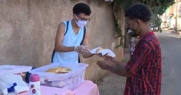 adolescente vende pães pelas ruas de Cachoeiro