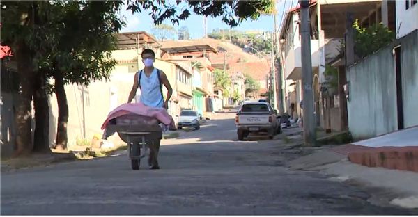 adolescente vende pães pelas ruas de Cachoeiro