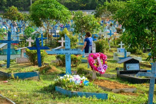 Movimentação nos cemitérios de Manaus na véspera do Dia das Mães