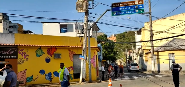 Ônibus puxa fios e danifica base de poste em Santo Antônio, Vitória