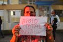 Mulher mostra apoio à professora em manifestação em Jardim Camburi(Carlos Alberto Silva)