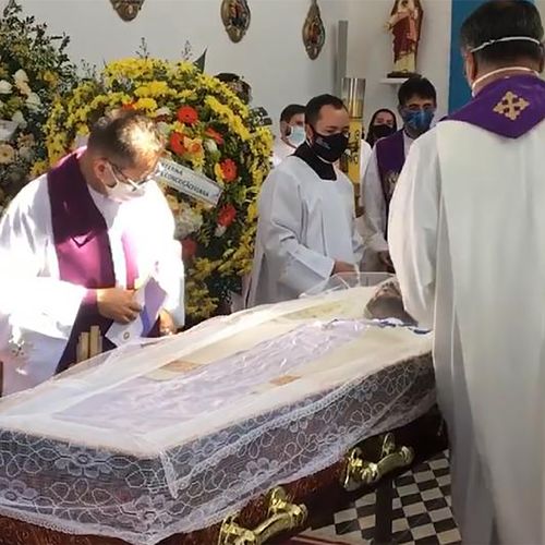Sacerdote morreu de complicações da Covid, mas arcebispo afirma que houve autorização médica para o procedimento