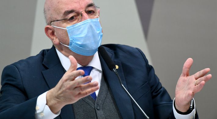O parlamentar presta depoimento na comissão nesta terça (22); o ex-ministro havia sido convocado por senadores da comissão, mas depois foi transformado em convite