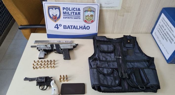 Após tiroteio que matou um homem e deixou mulher e criança feridas no fim de semana, militares apreenderam nesta terça-feira (22) armas e um adolescente. Grupo com 10 suspeitos conseguiu fugir