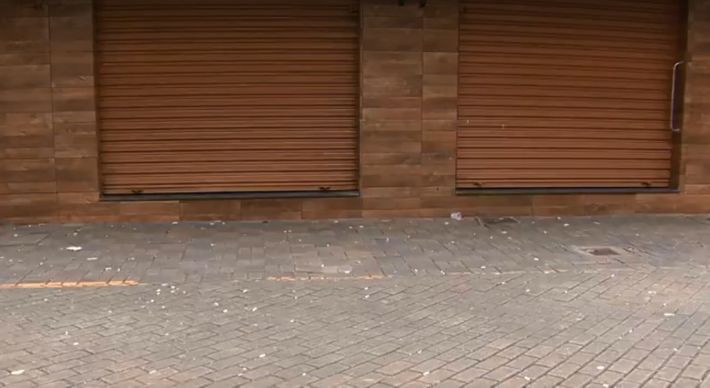 Vítima estava em um bar com amigos e tentava pedir corrida em aplicativo quando foi abordada por dois criminosos. Outras duas pessoas que estavam no local foram roubadas na madrugada desta terça-feira (22), em frente à praça Ubaldo Ramalhete