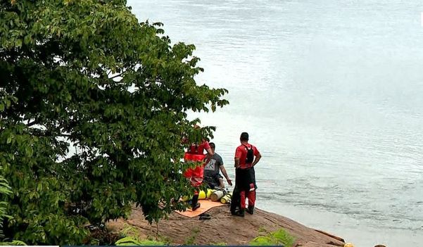 Corpo de Bombeiros fez buscas por homem que pulou no Rio Doce para pegar bola