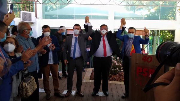 Freixo, Dino e Carlos Siqueira, que é presidente nacional do PSB, comemoram filiação