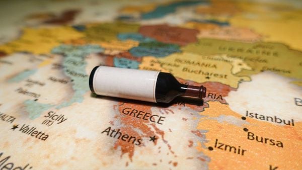 Garrafa de vinho sobre mapa da Grécia