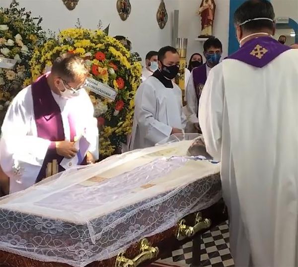 Padres se despedem do padre Fernando durante pequena cerimônia em Viana 