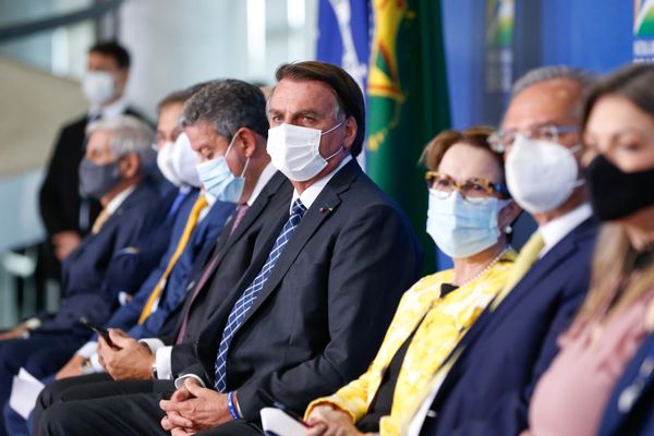Presidente Jair Bolsonaro entre ministros do governo