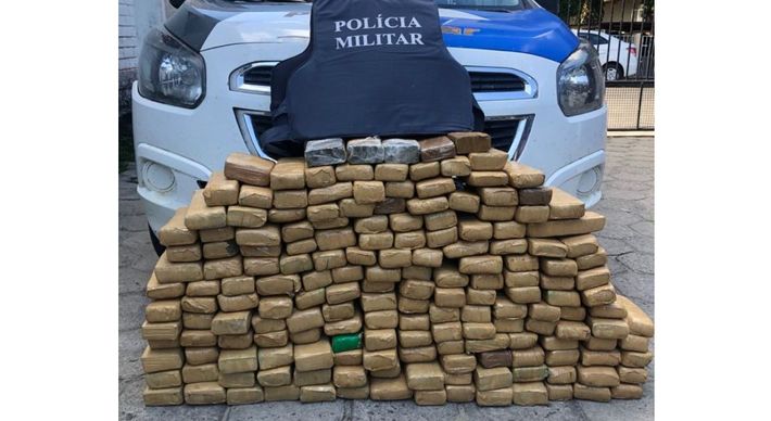 O passageiro do veículo confessou que receberia R$ 1 mil para transportar as drogas de São Paulo para São Mateus; outro homem que receberia as drogas também foi preso