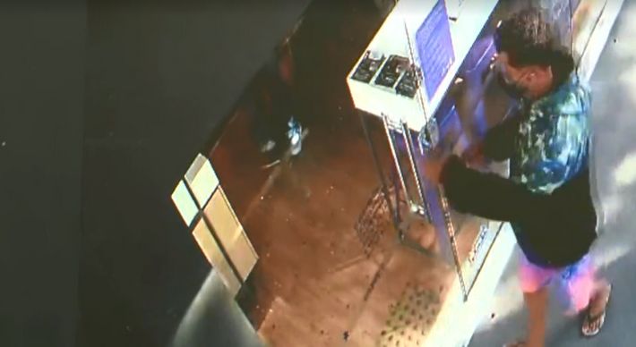 'Colocaram todo mundo no banheiro e obrigaram a gerente a abrir o cofre', contou o proprietário da loja de celulares, que prefere não ser identificado. Crime ocorreu na manhã desta quarta-feira (23), no bairro Porto Canoa