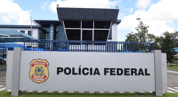 De acordo com a PF, o ex-policial é condenado a mais de 21 anos por um cruel homicídio na região de Governador Valadares e acusado de envolvimento em mais de 30 mortes
