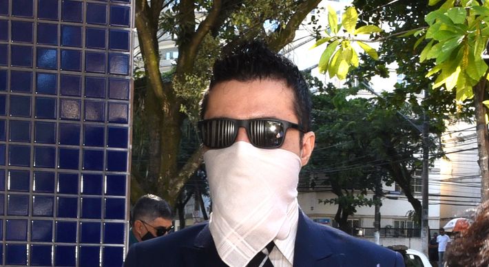 O médico Bernardo Santos Carmo ficou 50 minutos prestando depoimento nesta quarta-feira (23). Polícia informou que ainda não é possível afirmar se é uma arma verdadeira ou falsa