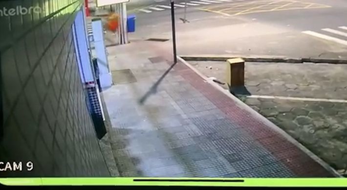 A ação foi flagrada por câmeras de segurança e, aparentemente, o homem não tinha motivos para a depredação. Ele ficou ferido e precisou de atendimento médico