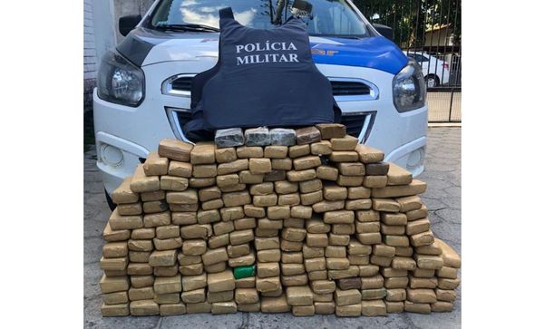 A polícia contabilizou 177 tabletes de maconha, cerca de 99,4 kg, que estavam em caixas de papelão dentro do carro