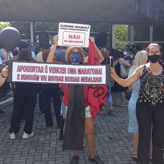 Aposentados e pensionistas protestam em frente a Prefeitura de Vitória contra a contribuição da nova aliquota previdênciaria, aprovada pela reforma da Previdência de Vitória.