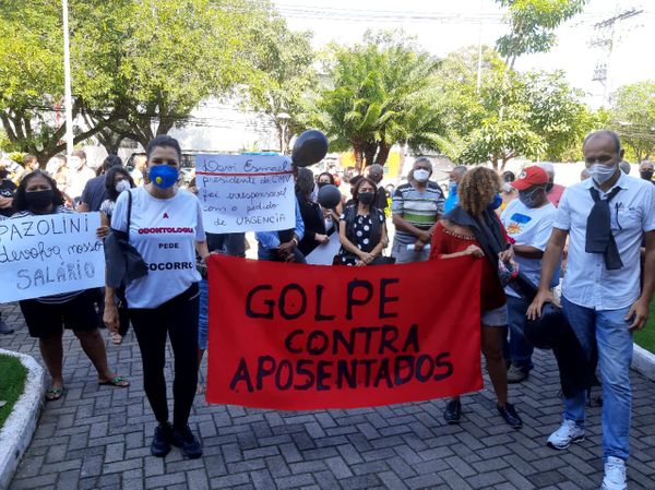 Aposentados e pensionistas protestam em frente a Prefeitura de Vitória contra a contribuição da nova aliquota previdênciaria, aprovada pela reforma da Previdência de Vitória.