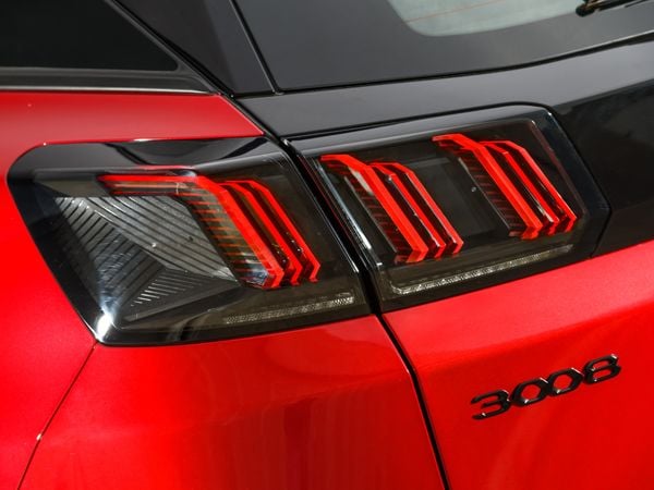 As setas de direção são do tipo scrolling, se acendendo de forma sequencial por Peugeot/Divulgação