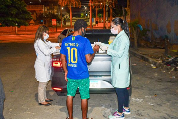 Morador de rua é atendido pela equipe de abordagem social da Prefeitura de Linhares