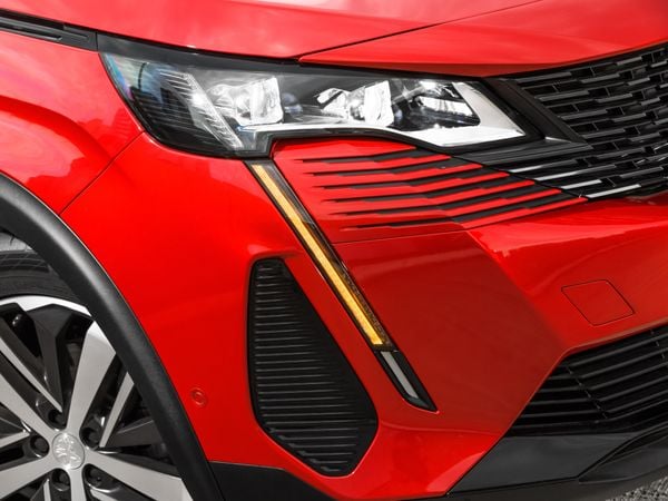 Os faróis dianteiros foram redesenhados para acentuar a agressividade por Peugeot/Divulgação