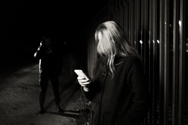 Stalking pode acontecer de forma virtual ou pessoalmente