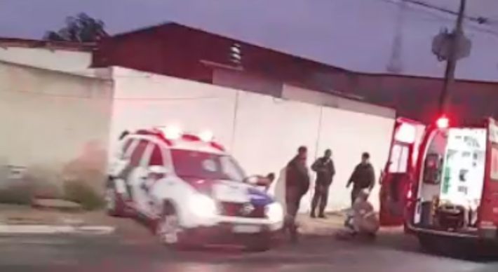 Vítima relatou aos militares do Corpo de Bombeiros que foi atingida após se recusar a entregar o celular a dois suspeitos