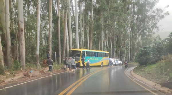 O acidente aconteceu na manhã desta quinta-feira (24)