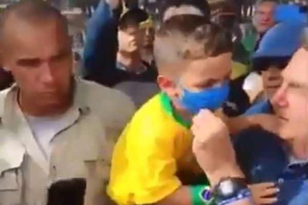 Bolsonaro tira máscara de criança em meio à pandemia de Covid-19