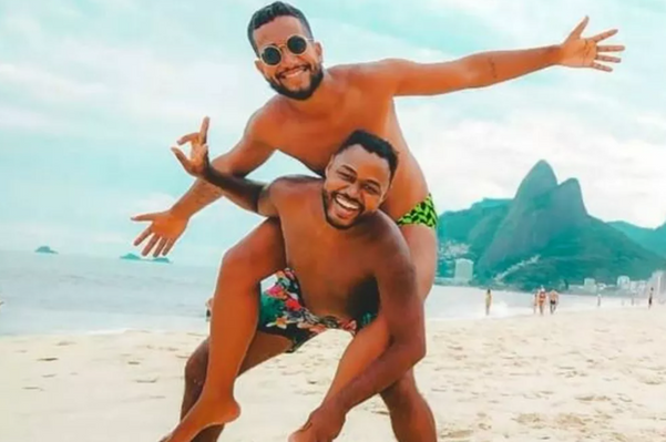 Casal Tiago e Carlos foi alvo de comentários homofóbicos por postar uma foto