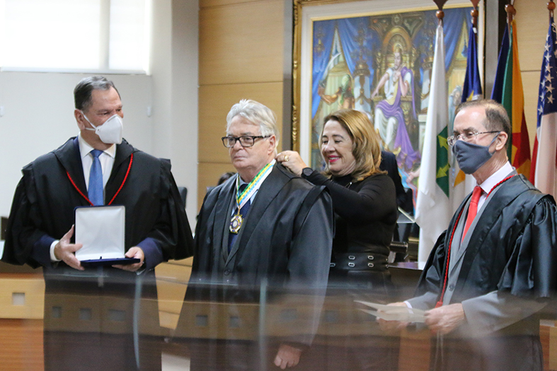 Ex-presidente da Corte, Bizzotto foi homenageado pelos colegas na última sessão da qual participou, nesta quinta-feira (24)
