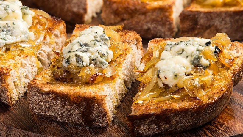 Bruschettas de cebola caramelizada e gorgonzola