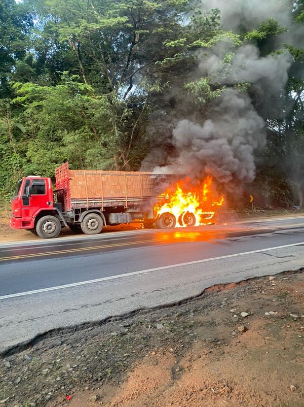 O incêndio começou por volta das 7h na manhã desta sexta-feira (25). Segundo informações da Polícia Rodoviária Federal (PRF), não houve vítimas