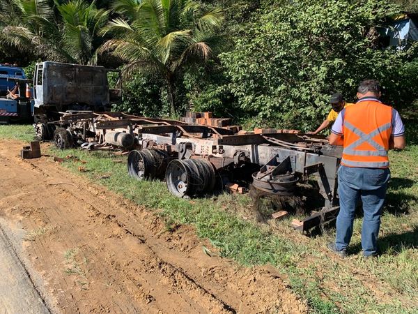 O incêndio começou por volta das 7h na manhã desta sexta-feira (25). Segundo informações da Polícia Rodoviária Federal (PRF), não houve vítimas