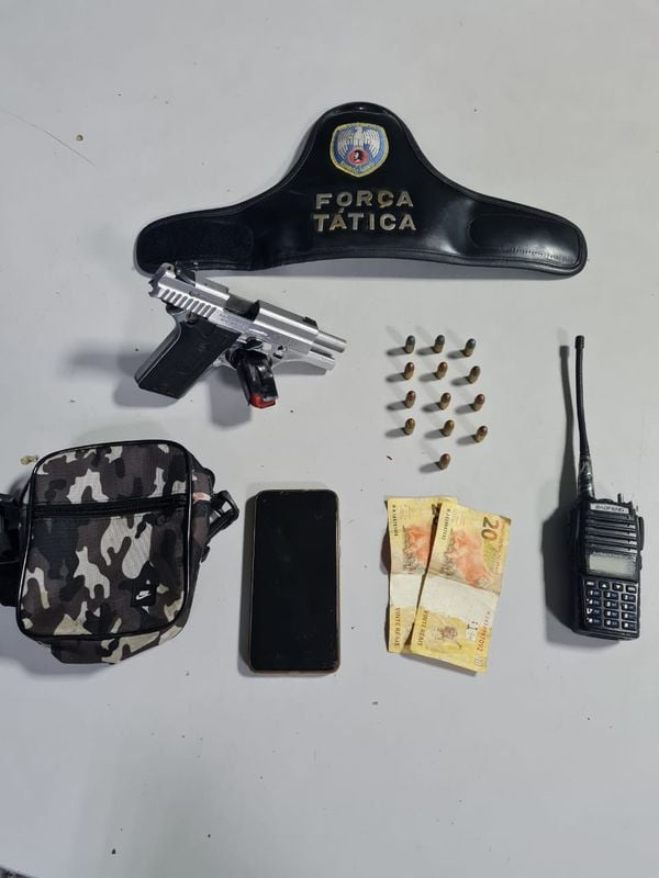 Material apreendido pela polícia com jovem morto durante confronto no bairro Bonfim nesta quinta (24)