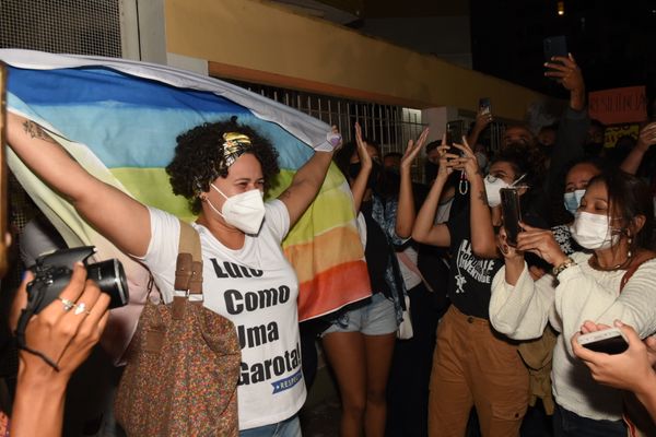 Manifestação de apoio à professora Rafaella Machado da Escola Renato Pacheco, em Jardim Camburi. A professora de inglês foi ameaçada pelo vereador de Vitória Gildevan da Federal. 