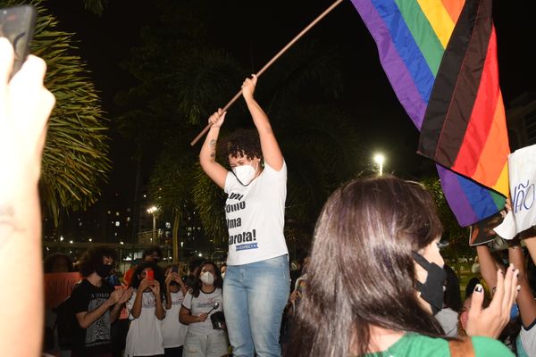 Manifestação de apoio à professora Rafaella Machado da Escola Renato Pacheco, em Jardim Camburi. A professora de inglês foi ameaçada pelo vereador de Vitória Gildevan da Federal.