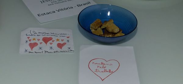 Servidores de hospital da Serra receberam cartinhas e biscoitos de crianças que participam do programa voluntário