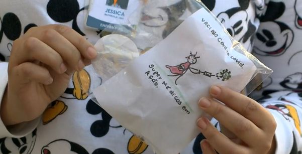 Servidores de hospital da Serra receberam cartinhas e biscoitos de crianças que participam do programa voluntário 