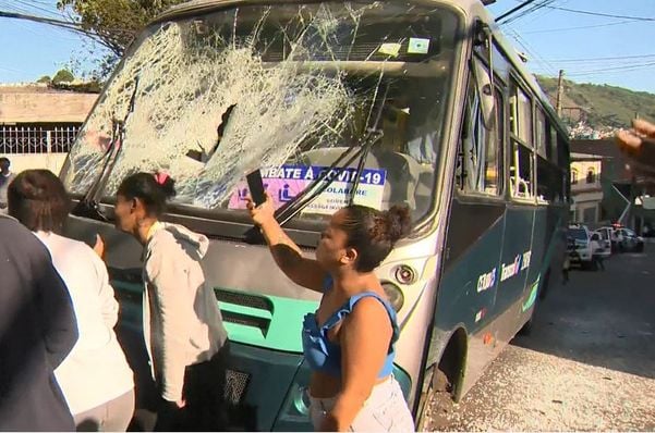 Um ônibus foi depredado no Bonfim, em Vitória