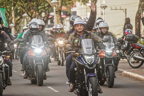  O presidente Jair Bolsonaro participa de motociata com apoiadores, na cidade de Chapecó, neste sábado (26)