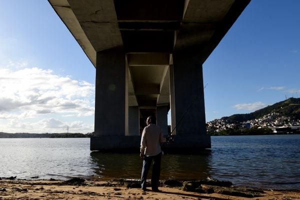 Até a hora que foi flagrado pelas lentes do fotógrafo Carlos Alberto Silva, por volta das 16h, o gari ainda não havia conseguido pegar peixe por Carlos Alberto Silva
