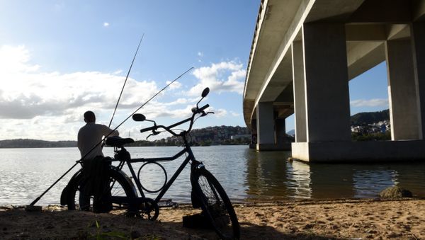 Carlos Alberto, que por coincidência tem o mesmo nome do autor destas imagens, seguiu de bicicleta até Cariacica com duas varas de pesca por Carlos Alberto Silva