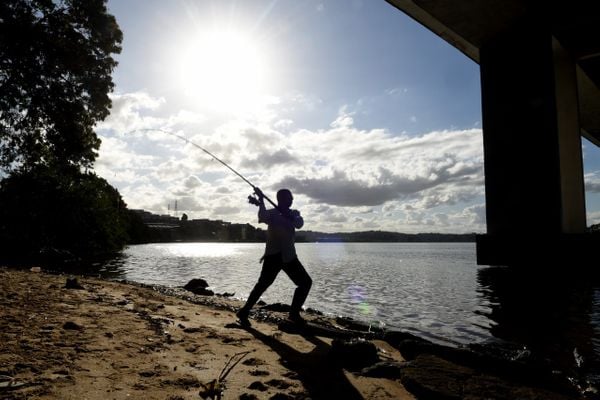 Embaixo da Segunda Ponte, o trabalhador Carlos Alberto Fraga seguiu com a pesca por Carlos Alberto Silva