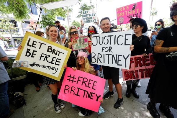 Fãs protestam em apoio a Britney Spears em Los Angeles