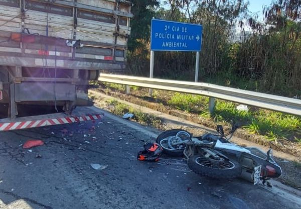 Motociclista bate em traseira de caminhão em Colatina