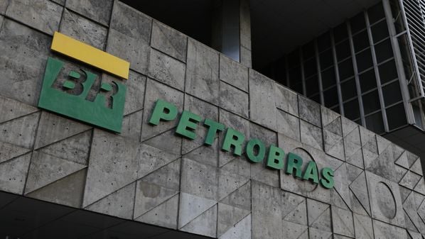 Na manifestação, o MPF ressalta que a Petrobras não está fornecendo aos empregados e à sociedade o direito à informação e de acompanhar "de maneira pormenorizada" o processo de alienação da empresa